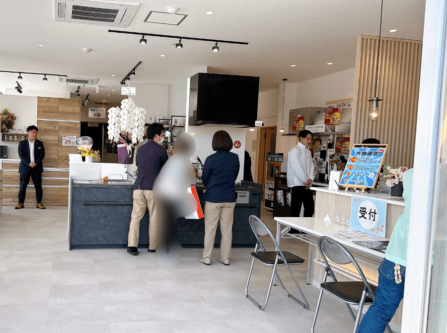 イベントの様子。展示品をご覧いただきながら、スタッフが説明中。