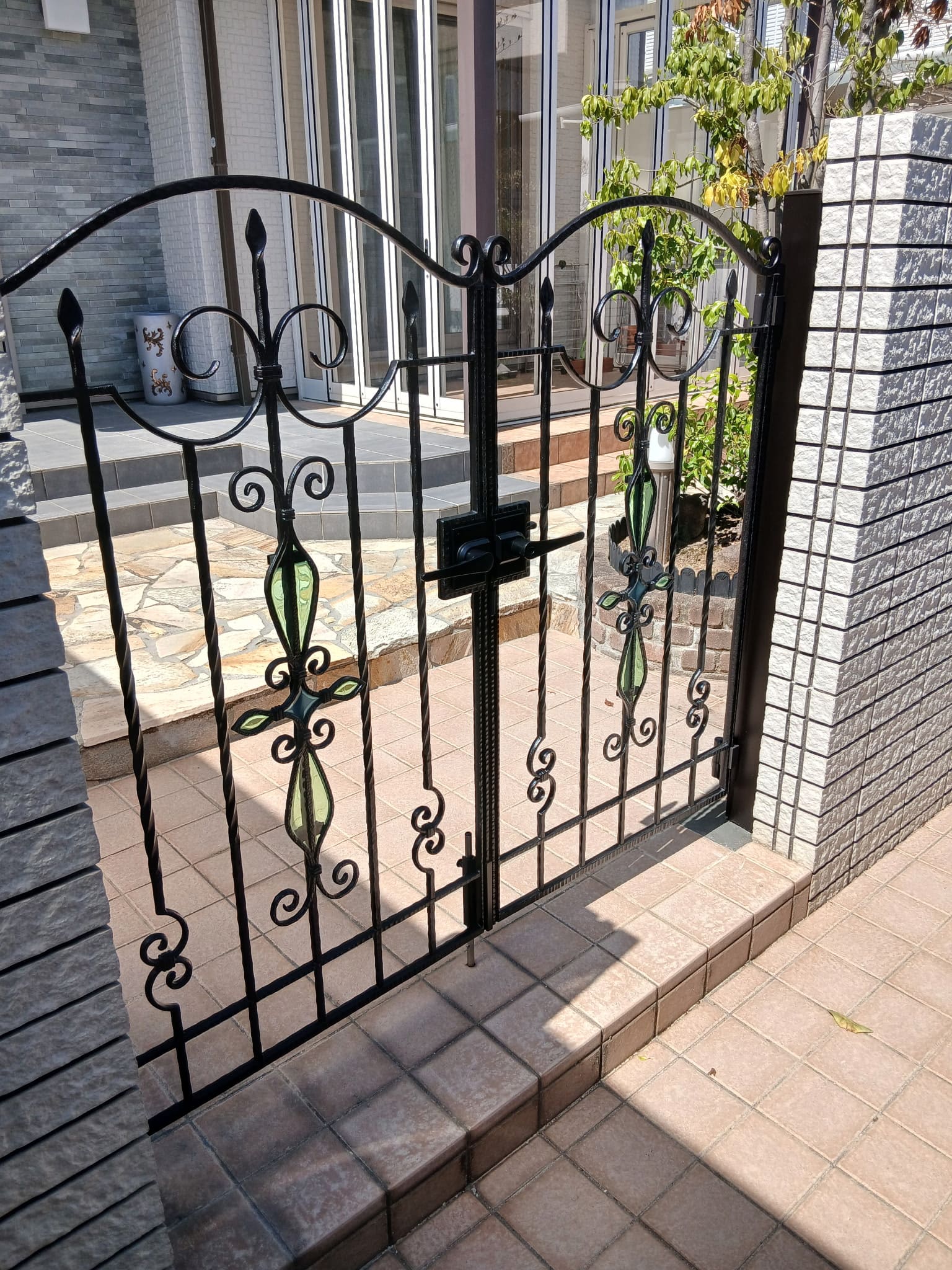 鋳物門扉の色あせを解消！デザイン統一で高級感アップ｜YKKトラディシオン1型 画像