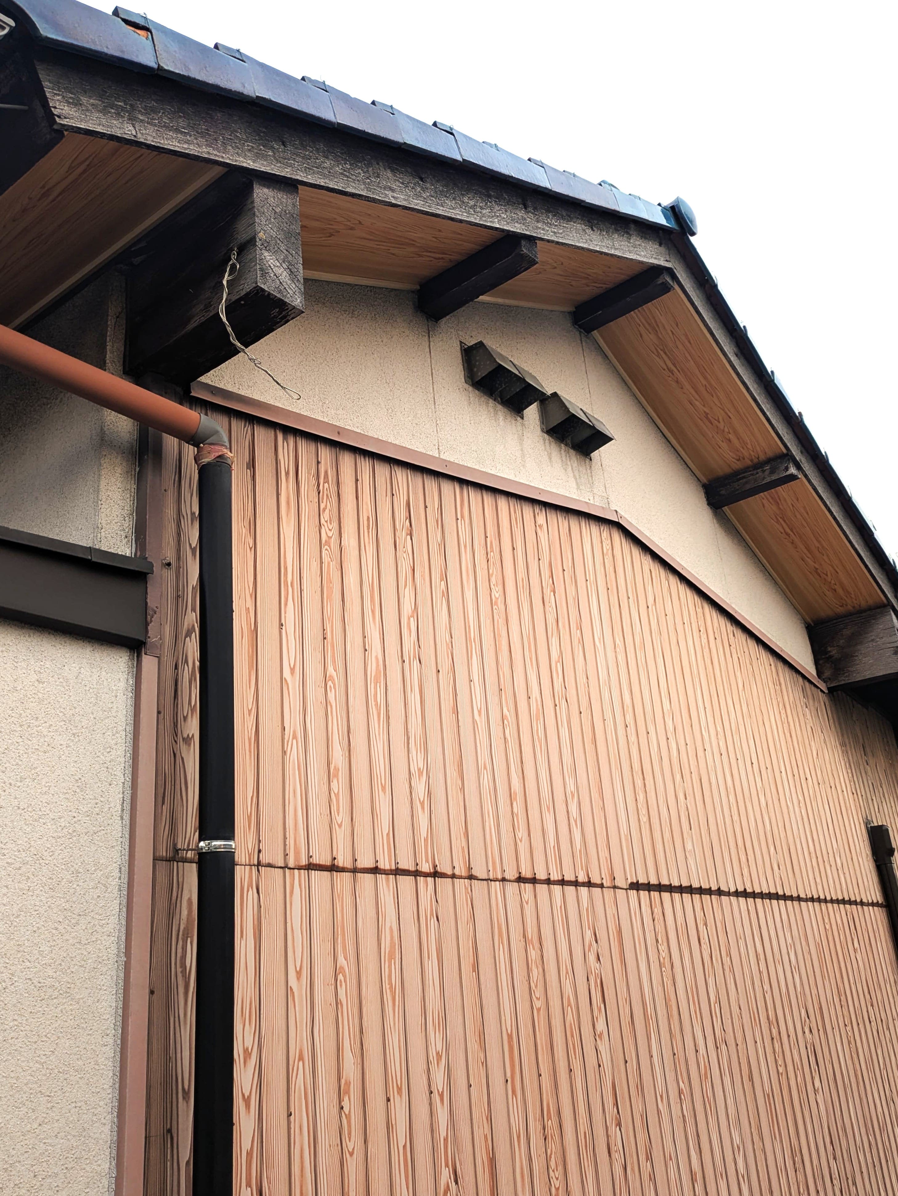 築30年以上の軒天リフォーム✨めくれたベニヤを1日で美しく再生! 画像