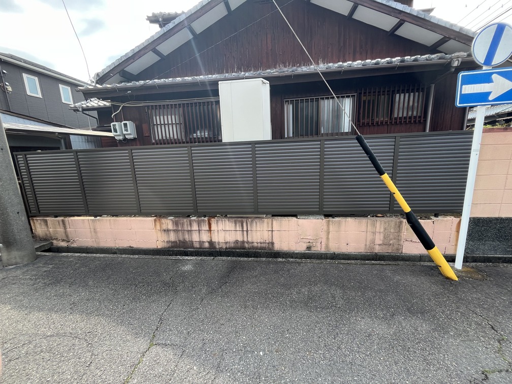 生垣のお悩みを解消　目隠しフェンスへリフォームした施工事例 アイキャッチ画像