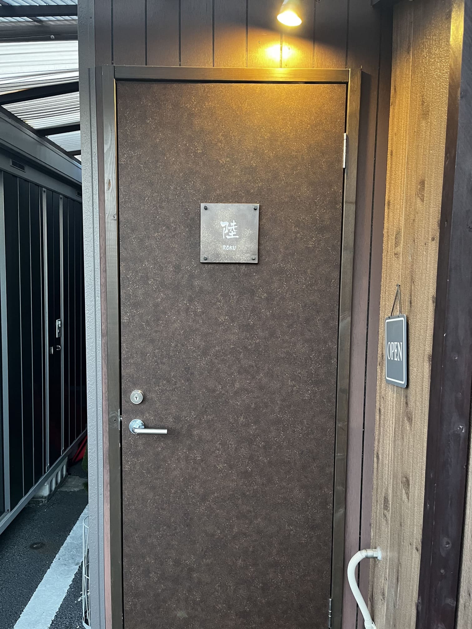 大人の隠れ家を演出する店舗エントランス改修 アイキャッチ画像