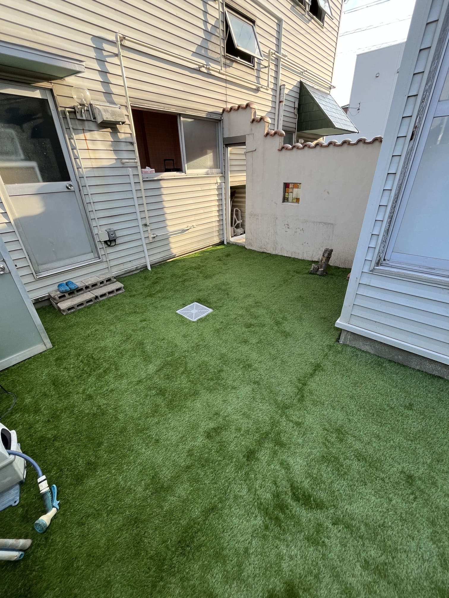 名古屋市瑞穂区｜愛犬が安心して遊べる中庭へ 人工芝・整地工事施工事例 アイキャッチ画像