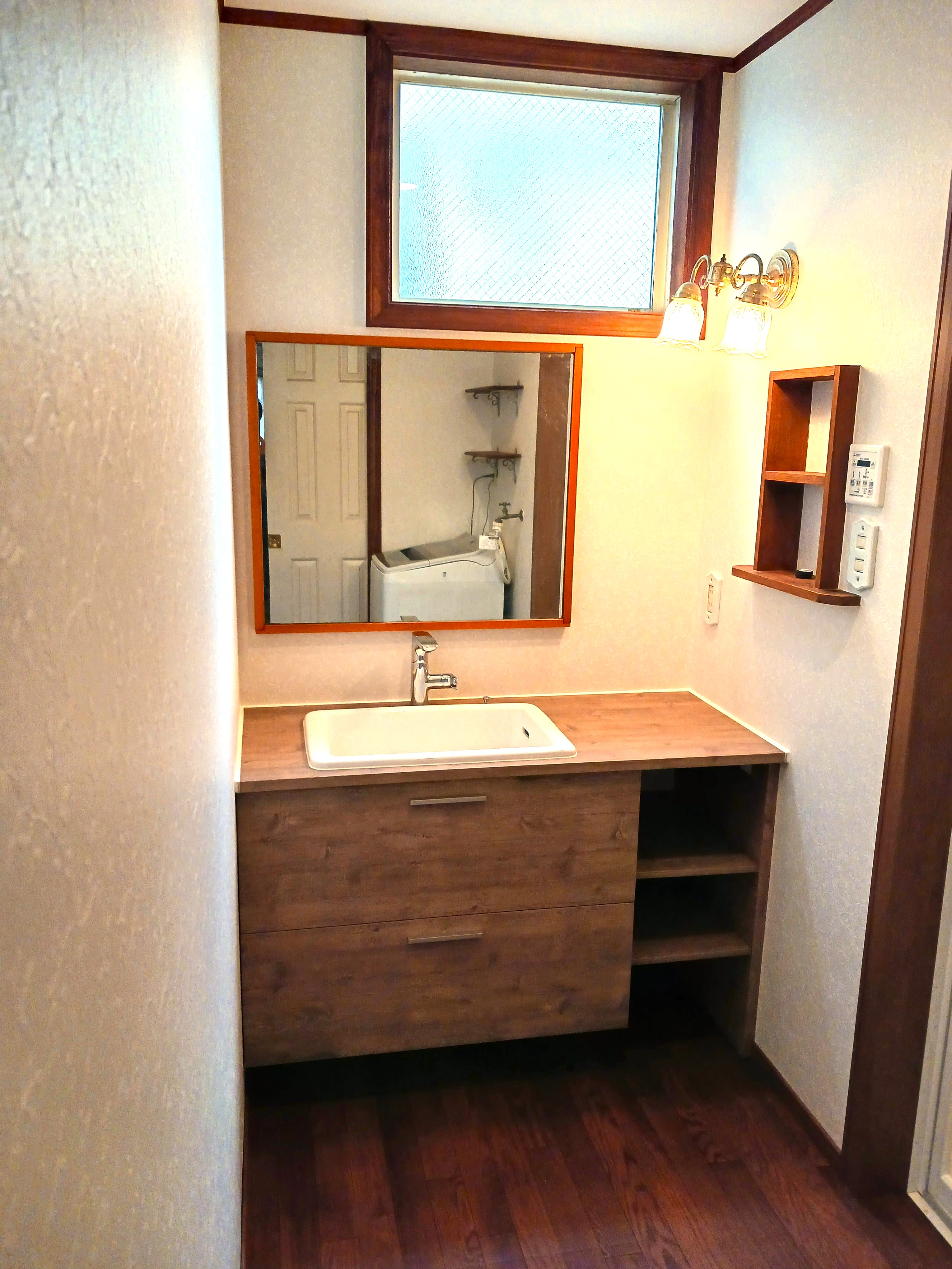 照明×木目で魅せる。センス光る洗面スペース　と、トイレとお風呂 アイキャッチ画像